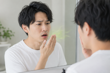口臭を気にする男性