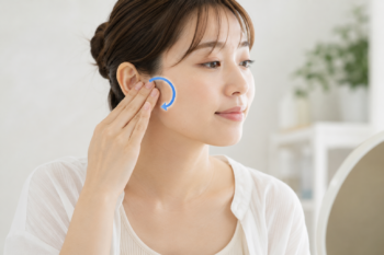 唾液腺をマッサージする女性