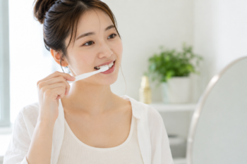 歯磨きをしている女性