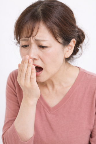口臭を気にする女性