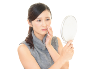 歯がグラグラで悩む女性